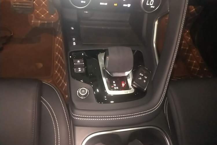 Used Jaguar E-PACE 2024 YAO Black Sport Edition R-DYNAMIC SE BLACK Gear Lever