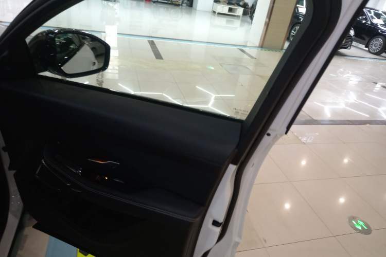 Used Jaguar E-PACE 2024 YAO Black Sport Edition R-DYNAMIC SE BLACK Interior 2