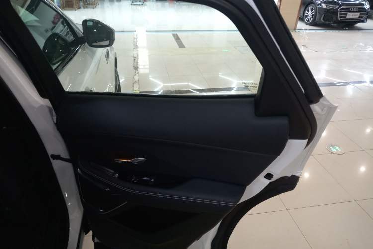 Used Jaguar E-PACE 2024 YAO Black Sport Edition R-DYNAMIC SE BLACK Interior 3