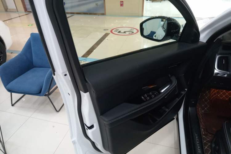 Used Jaguar E-PACE 2024 YAO Black Sport Edition R-DYNAMIC SE BLACK Interior 4