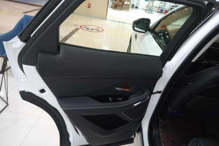 Used Jaguar E-PACE 2024 YAO Black Sport Edition R-DYNAMIC SE BLACK Interior 5