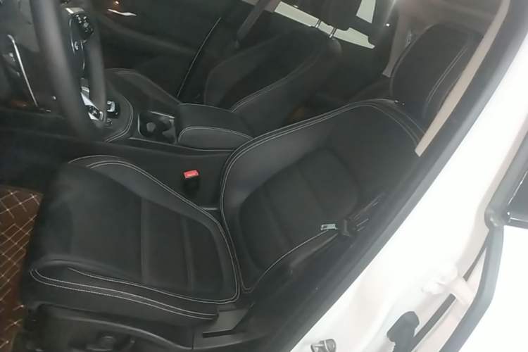 Used Jaguar E-PACE 2024 YAO Black Sport Edition R-DYNAMIC SE BLACK Left Front Seat