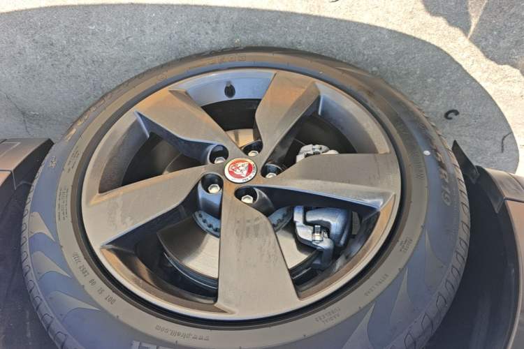 Used Jaguar E-PACE 2024 All-New R-DYNAMIC S Sport Edition Left Front Wheel Hub