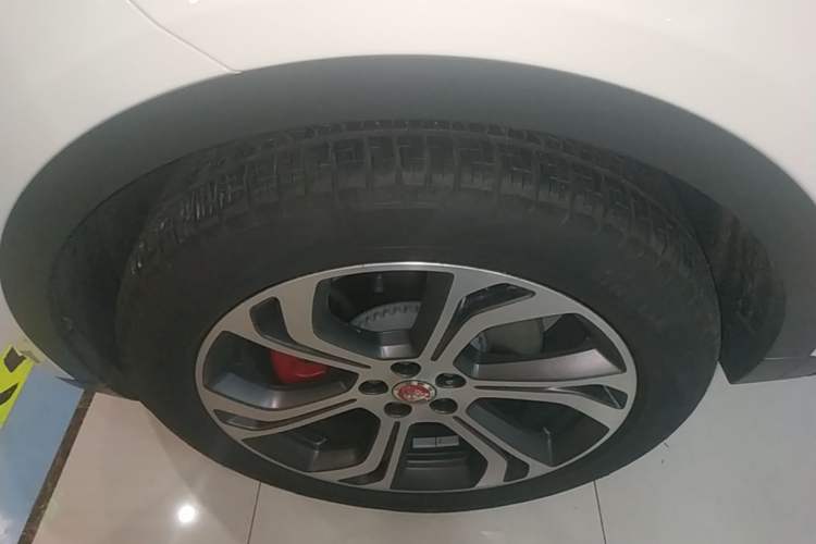 Used Jaguar E-PACE 2024 YAO Black Sport Edition R-DYNAMIC SE BLACK Left Front Wheel Hub