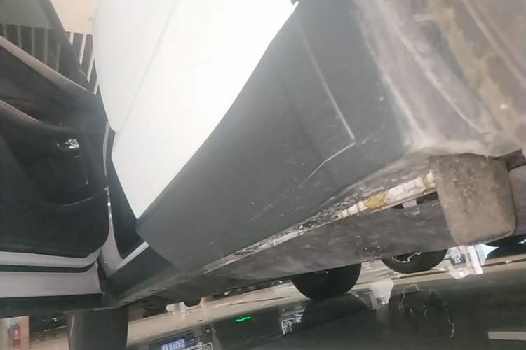 Used Jaguar E-PACE 2024 YAO Black Sport Edition R-DYNAMIC SE BLACK Left Side Sill