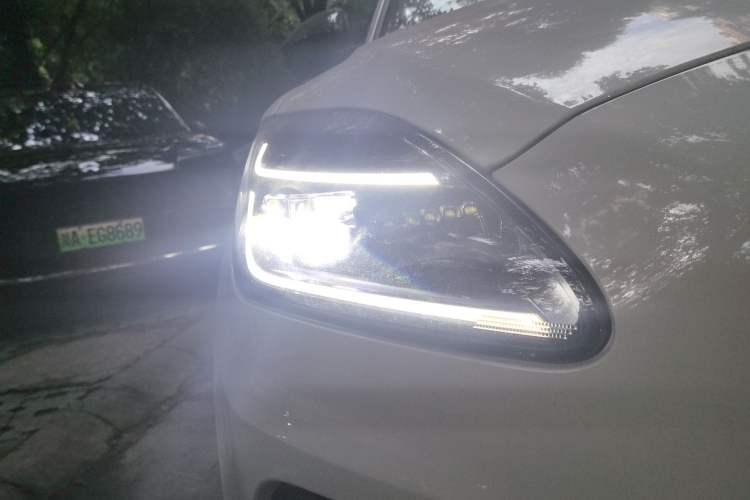 Used Jaguar E-PACE 2024 YAO Black Sport Edition R-DYNAMIC SE BLACK Right Front Headlight