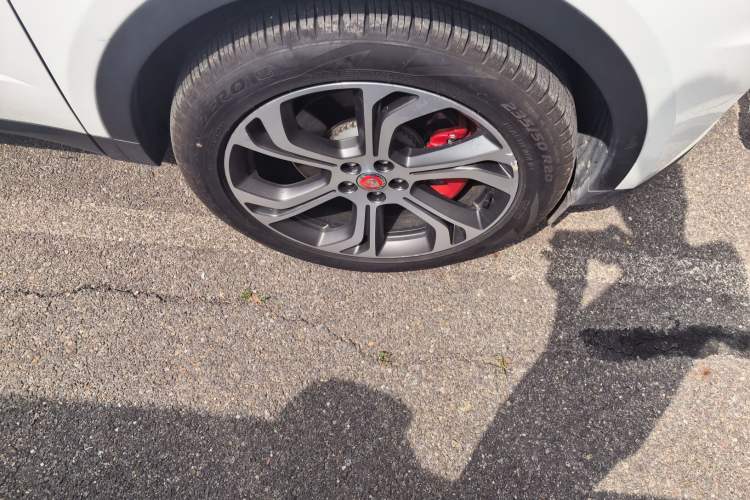 Used Jaguar E-PACE 2024 YAO Black Sport Edition R-DYNAMIC SE BLACK Right Front Wheel Hub