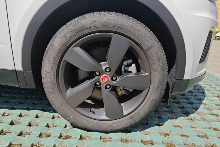 Used Jaguar E-PACE 2024 Youth Sports Edition R-DYNAMIC Right Front Wheel Hub