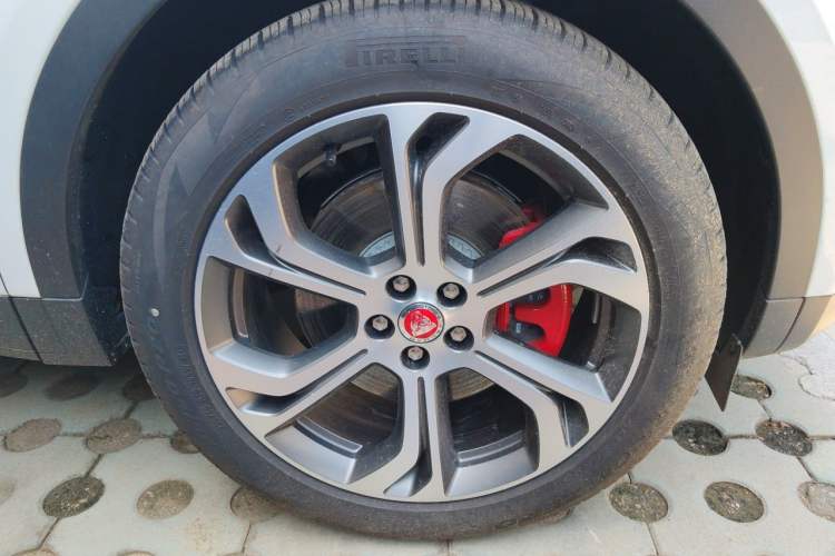 Used Jaguar E-PACE 2024 YAO Black Sport Edition R-DYNAMIC SE BLACK Right Front Wheel Hub