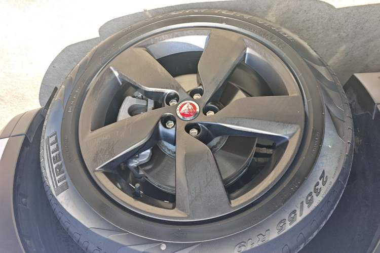 Used Jaguar E-PACE 2024 All-New R-DYNAMIC S Sport Edition Right Rear Wheel Hub