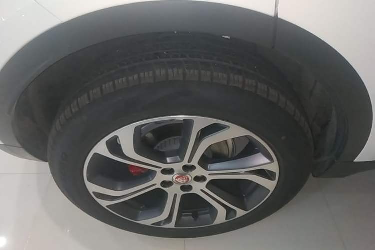 Used Jaguar E-PACE 2024 YAO Black Sport Edition R-DYNAMIC SE BLACK Right Rear Wheel Hub