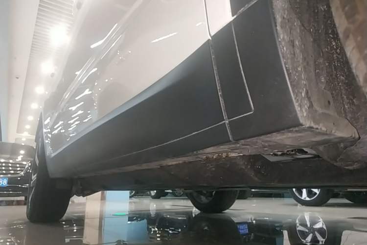 Used Jaguar E-PACE 2024 YAO Black Sport Edition R-DYNAMIC SE BLACK Right Side Sill