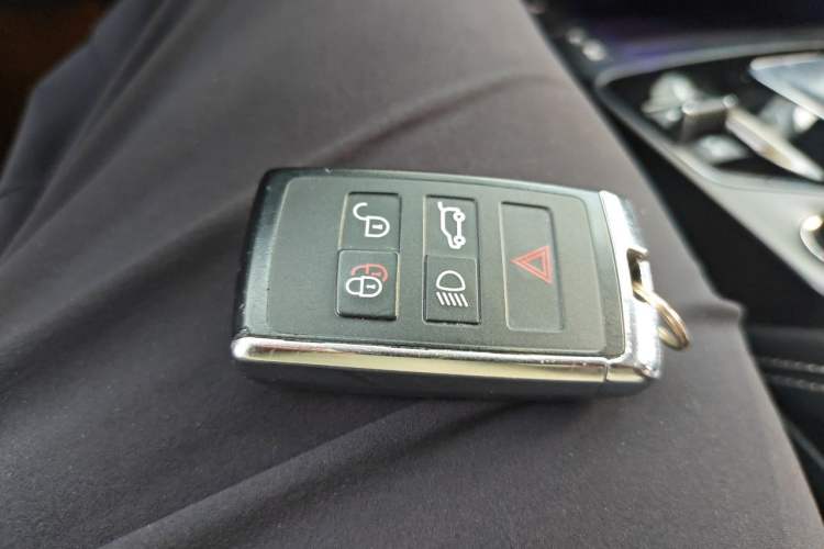 Used Jaguar E-PACE 2024 YAO Black Sport Edition R-DYNAMIC SE BLACK Vehicle Key