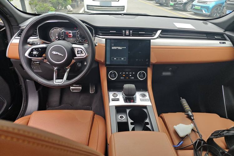 Used Jaguar F-PACE 2024 P250 R-Dynamic SE Center Console