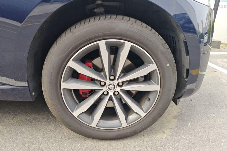 Used Jaguar F-PACE 2024 P250 R-Dynamic SE Right Front Wheel Hub
