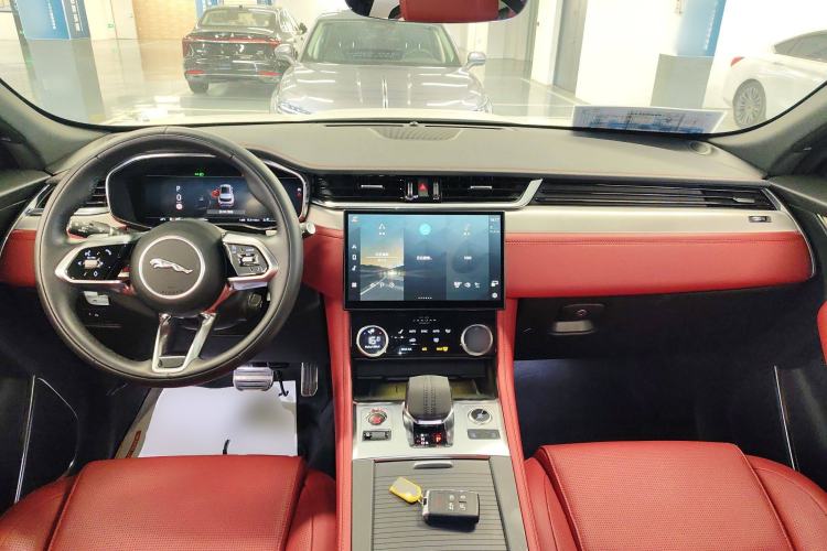 Used Jaguar F-PACE 2024 P250 R-Dynamic SE Center Console