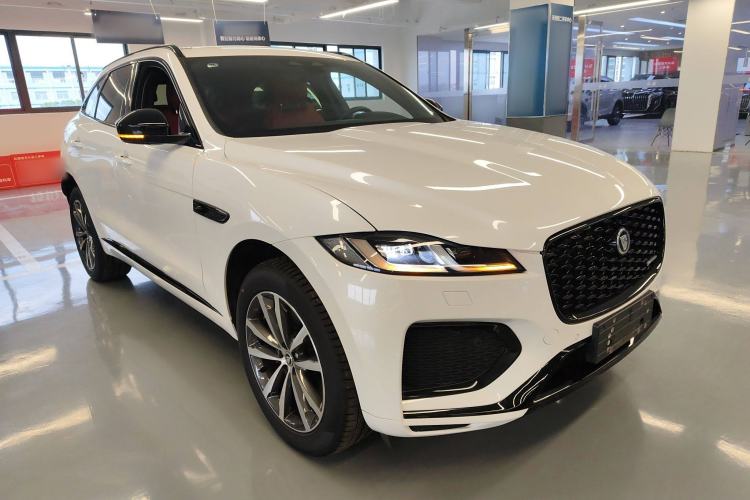 Used Jaguar F-PACE 2024 P250 R-Dynamic SE Front Right 45 Deg