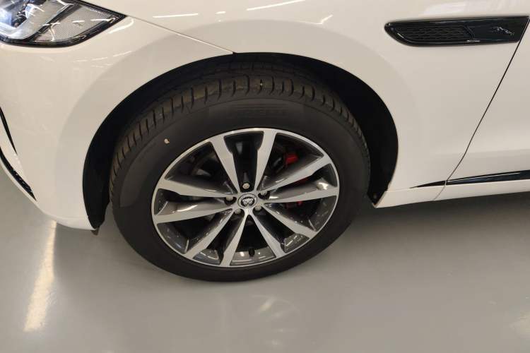 Used Jaguar F-PACE 2024 P250 R-Dynamic SE Left Front Wheel Hub