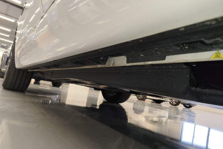 Used Jaguar F-PACE 2024 P250 R-Dynamic SE Left Side Sill