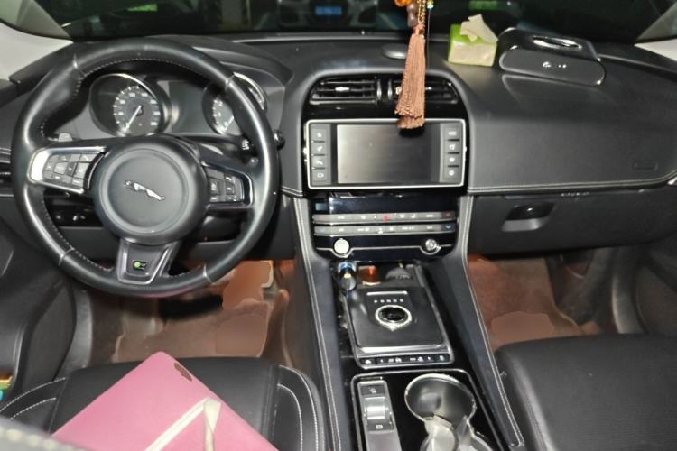 Used Jaguar F-PACE 2016 3.0 SC Four-Wheel Drive R-Sport Sport Edition Center Console