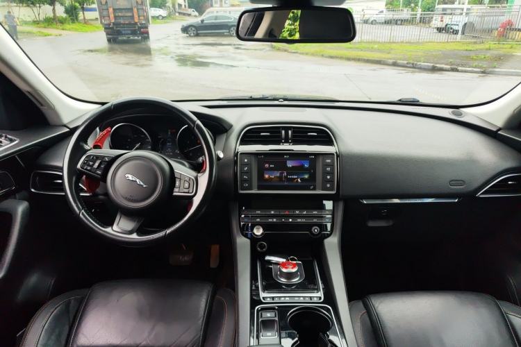 Used Jaguar F-PACE 2016 2.0T Two-Wheel Drive Urban Luxury Edition Center Console