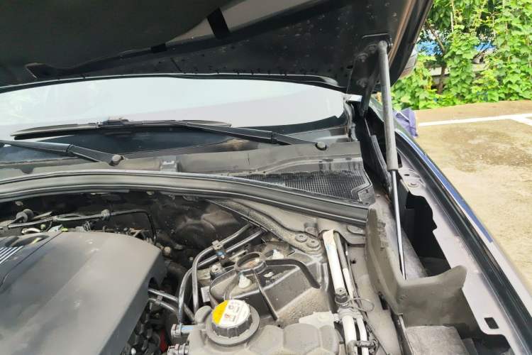 Used Jaguar F-PACE 2016 2.0T Two-Wheel Drive Urban Luxury Edition Engine Bay Left