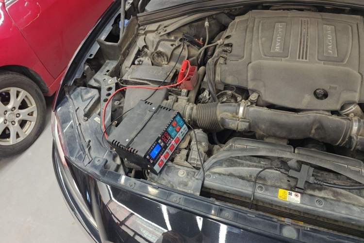 Used Jaguar F-PACE 2016 3.0 SC Four-Wheel Drive R-Sport Sport Edition Engine Bay Right