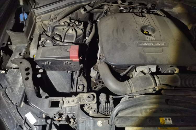 Used Jaguar F-PACE 2016 2.0T Two-Wheel-Drive R-Sport Sport Edition Engine Bay Right