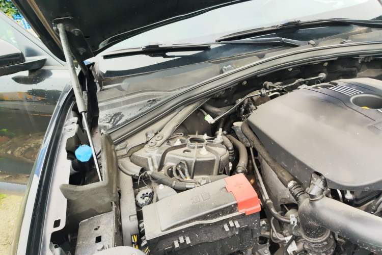 Used Jaguar F-PACE 2016 2.0T Two-Wheel Drive Urban Luxury Edition Engine Bay Right
