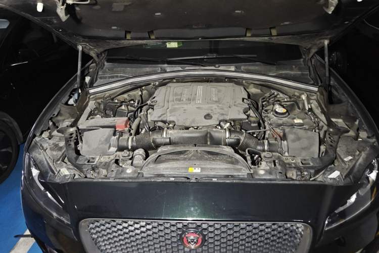 Used Jaguar F-PACE 2016 3.0 SC Four-Wheel Drive R-Sport Sport Edition Engine Bay