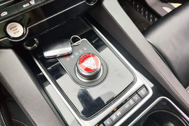 Used Jaguar F-PACE 2016 2.0T Two-Wheel Drive Urban Luxury Edition Gear Lever