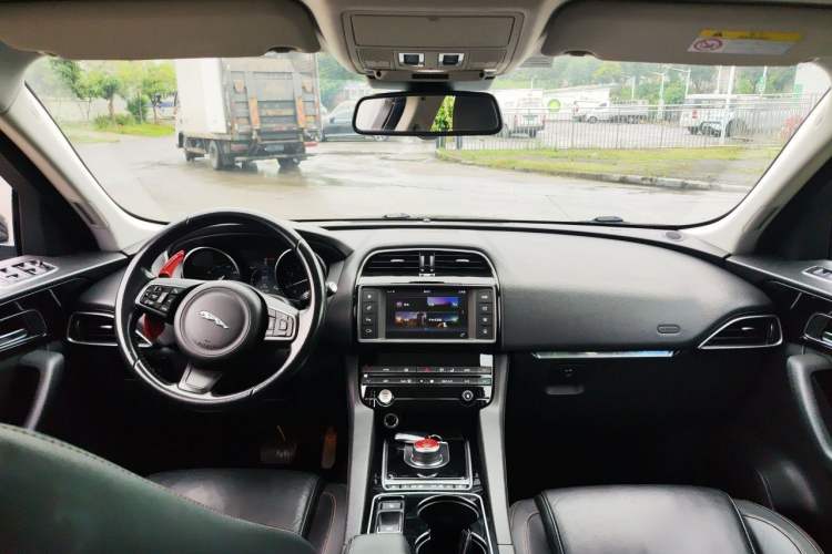 Used Jaguar F-PACE 2016 2.0T Two-Wheel Drive Urban Luxury Edition Headliner