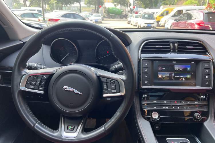 Used Jaguar F-PACE 2016 3.0 SC Four-Wheel Drive R-Sport Sport Edition Interior 2