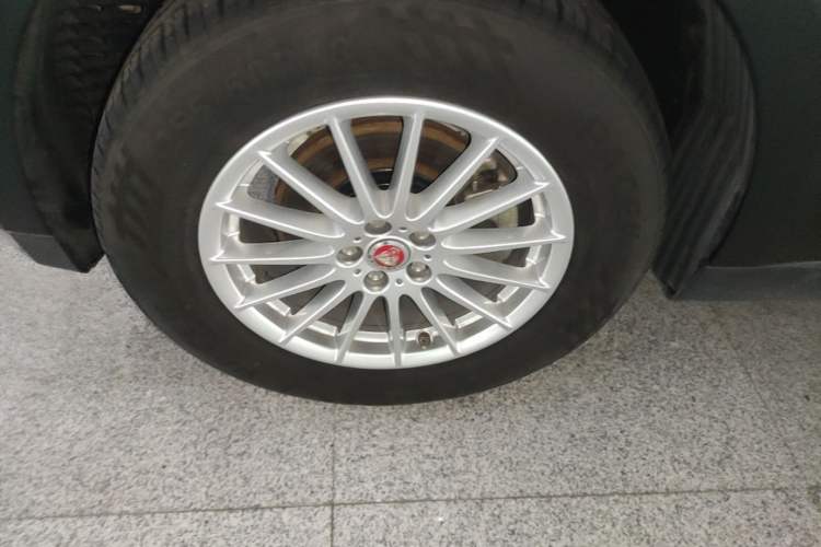 Used Jaguar F-PACE 2016 2.0T Two-Wheel Drive Urban Luxury Edition Left Front Wheel Hub