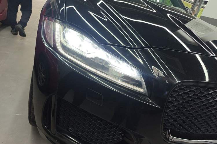 Used Jaguar F-PACE 2016 3.0 SC Four-Wheel Drive R-Sport Sport Edition Right Front Headlight