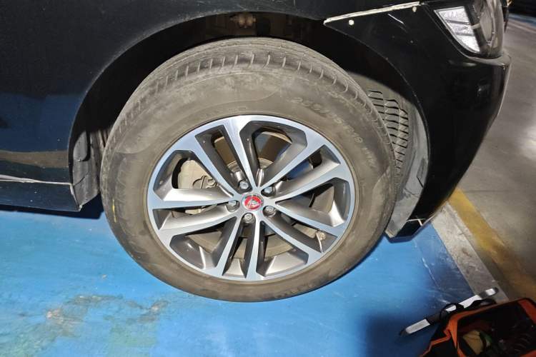 Used Jaguar F-PACE 2016 3.0 SC Four-Wheel Drive R-Sport Sport Edition Right Front Wheel Hub