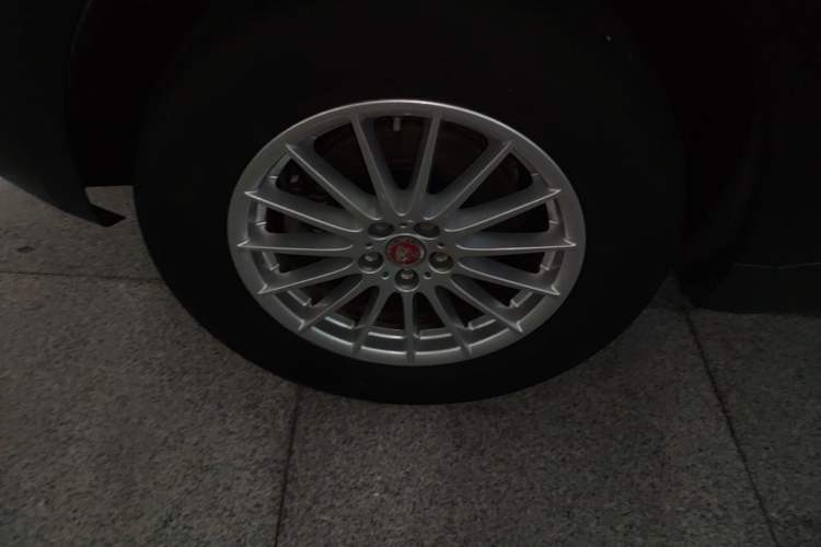 Used Jaguar F-PACE 2016 2.0T Two-Wheel Drive Urban Luxury Edition Right Rear Wheel Hub