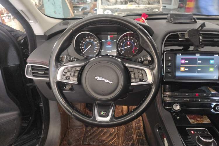 Used Jaguar F-PACE 2016 3.0 SC Four-Wheel Drive R-Sport Sport Edition Steering Wheel