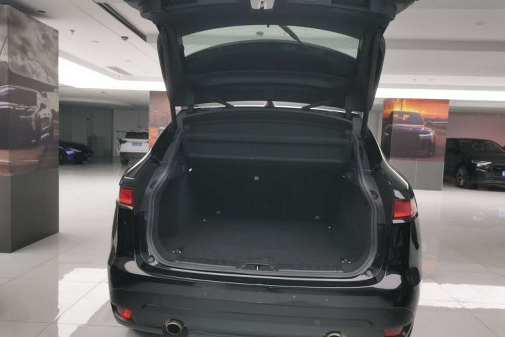 Used Jaguar F-PACE 2016 2.0T Two-Wheel Drive Urban Luxury Edition Trunk