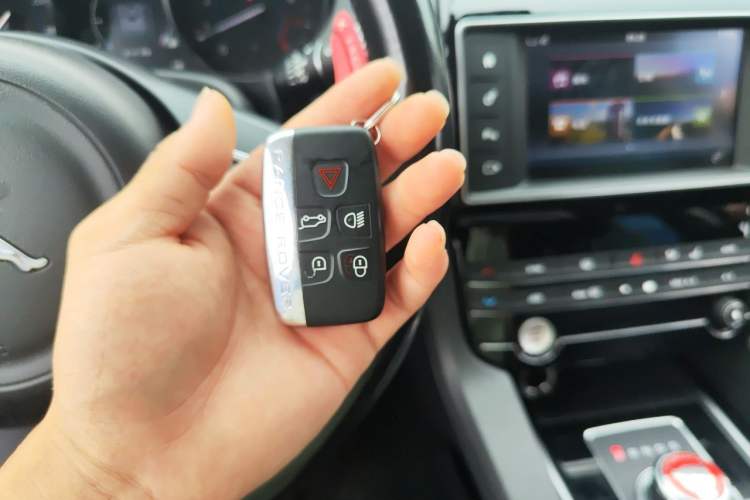 Used Jaguar F-PACE 2016 2.0T Two-Wheel Drive Urban Luxury Edition Vehicle Key