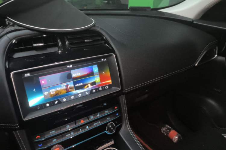 Used Jaguar F-PACE 2016 2.0T Two-Wheel-Drive R-Sport Sport Edition Audio And AC Panel
