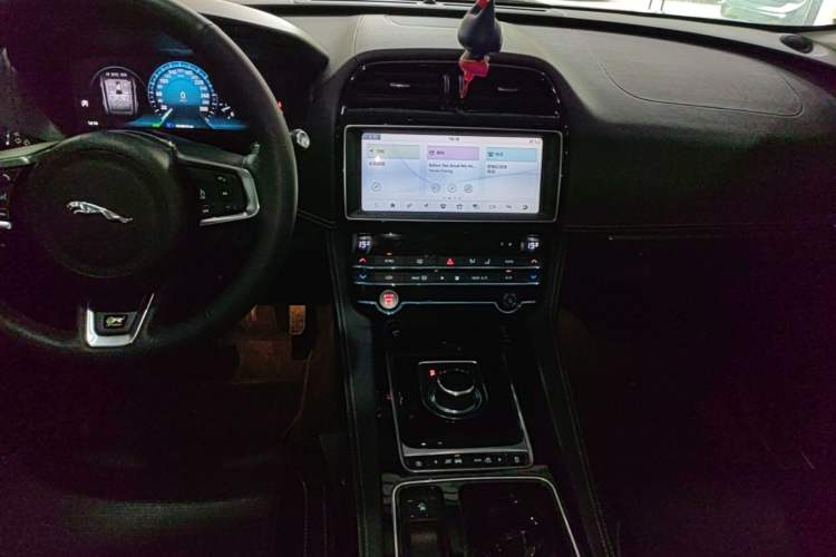 Used Jaguar F-PACE 2016 3.0 SC Four-Wheel Drive R-Sport Sport Edition Audio And AC Panel