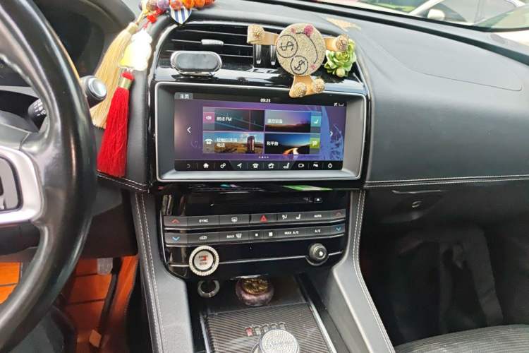 Used Jaguar F-PACE 2016 2.0T Two-Wheel-Drive R-Sport Sport Edition Audio And AC Panel