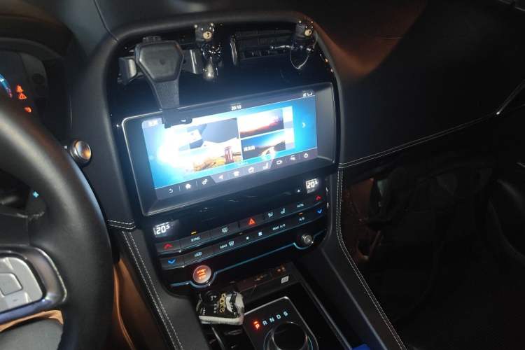 Used Jaguar F-PACE 2016 2.0T Two-Wheel-Drive R-Sport Sport Edition Audio And AC Panel