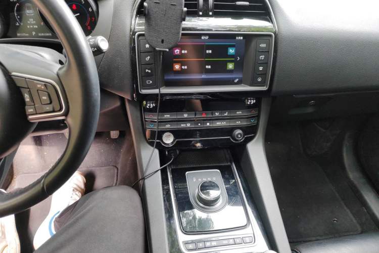 Used Jaguar F-PACE 2016 2.0T Two-Wheel Drive Urban Luxury Edition Audio And AC Panel