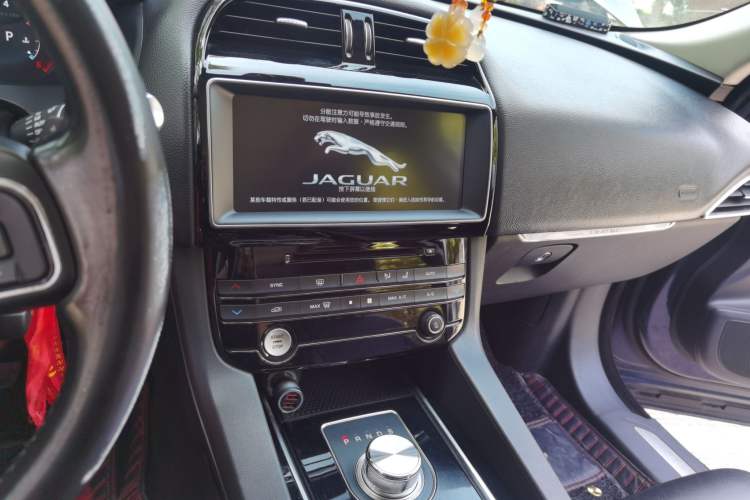 Used Jaguar F-PACE 2016 2.0T Two-Wheel-Drive R-Sport Sport Edition Audio And AC Panel