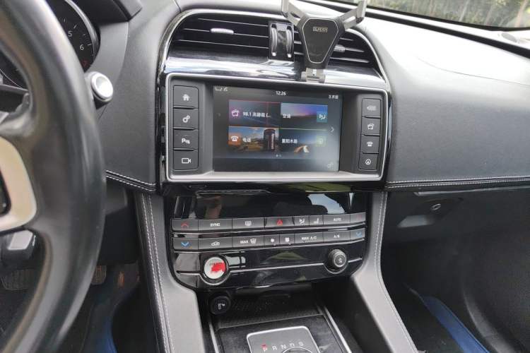 Used Jaguar F-PACE 2016 3.0 SC Four-Wheel Drive R-Sport Sport Edition Audio And AC Panel