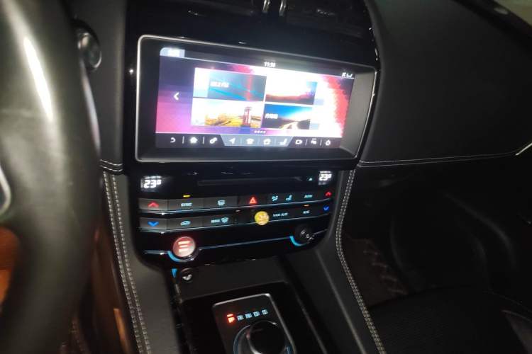 Used Jaguar F-PACE 2016 2.0T Two-Wheel-Drive R-Sport Sport Edition Audio And AC Panel