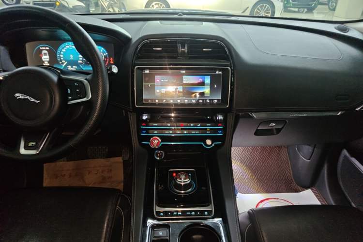Used Jaguar F-PACE 2016 2.0T Two-Wheel-Drive R-Sport Sport Edition Audio And AC Panel