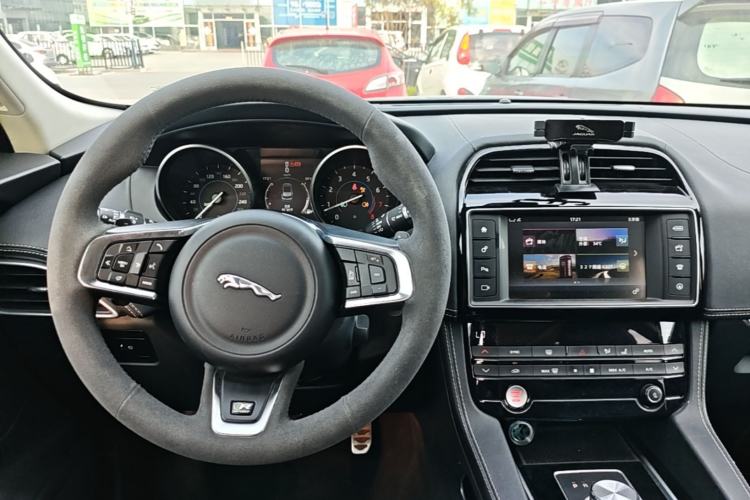 Used Jaguar F-PACE 2016 3.0 SC Four-Wheel Drive R-Sport Sport Edition Center Console
